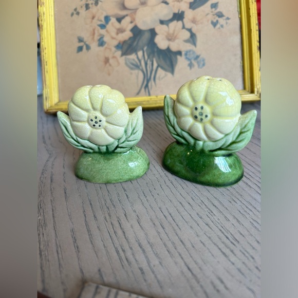 VINTAGE Salt and Pepper Sets plus Two Singles (6 pieces) - Picture 3 of 16